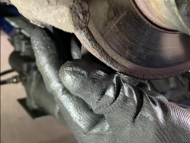 走ると 「コッツンコッツン 」の原因は錆。ブレーキのディスクローターとバックプレートの干渉が奏でるものでした。ダイハツ:ミラココア