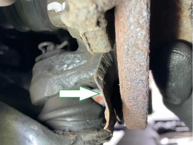 走ると 「コッツンコッツン 」の原因は錆。ブレーキのディスクローターとバックプレートの干渉が奏でるものでした。ダイハツ:ミラココア