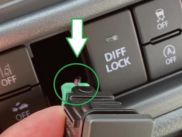 警告灯が消えない原因を作っておりました。コネクターの差し間違いです。スズキ：スーパーキャリー