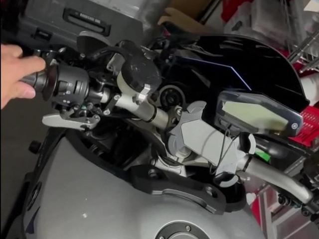 オートバイの ハンドリングに 違和感。センターロックという症状でステムベアリングの交換です。