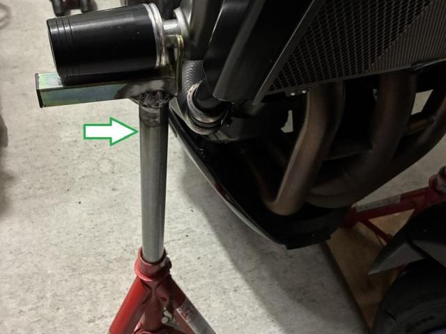 オートバイの ハンドリングに 違和感。センターロックという症状でステムベアリングの交換です。