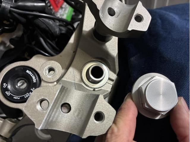 オートバイの ハンドリングに 違和感。センターロックという症状でステムベアリングの交換です。