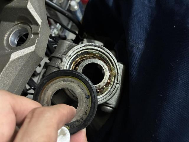 オートバイの ハンドリングに 違和感。センターロックという症状でステムベアリングの交換です。