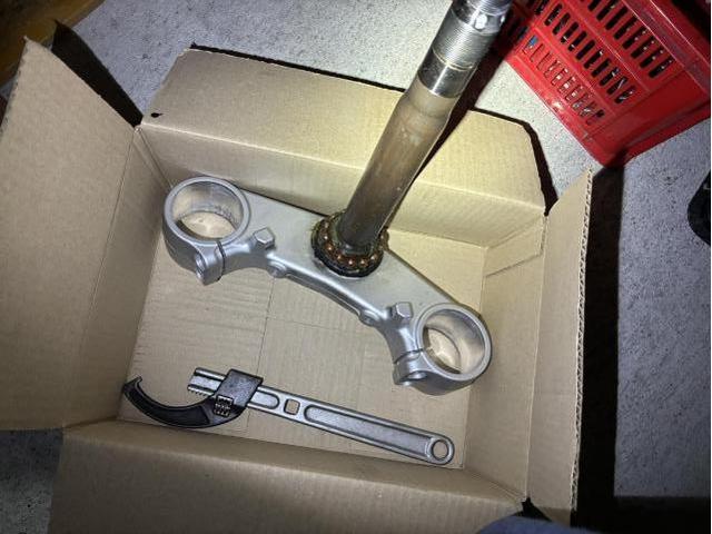 オートバイの ハンドリングに 違和感。センターロックという症状でステムベアリングの交換です。