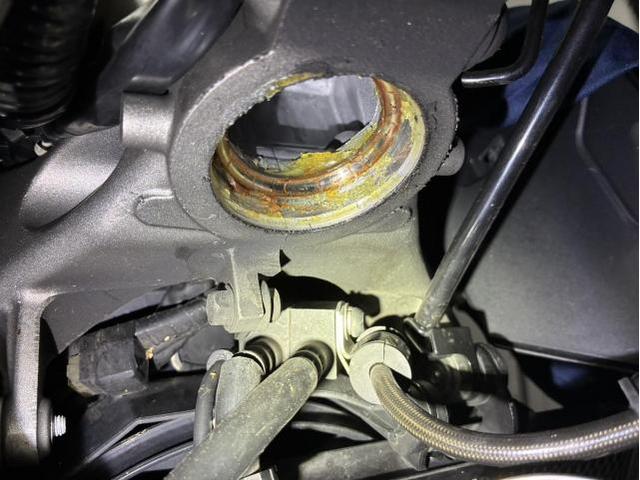 オートバイの ハンドリングに 違和感。センターロックという症状でステムベアリングの交換です。