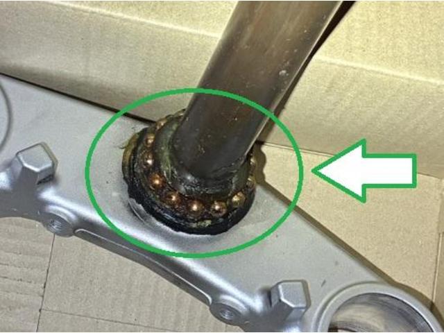 オートバイの ハンドリングに 違和感。センターロックという症状でステムベアリングの交換です。