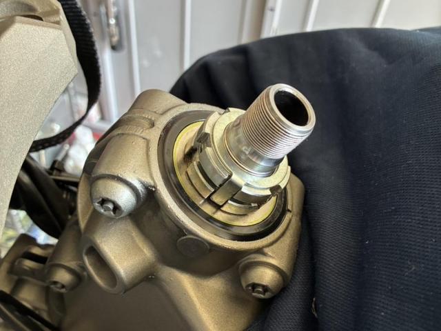 オートバイの ハンドリングに 違和感。センターロックという症状でステムベアリングの交換です。