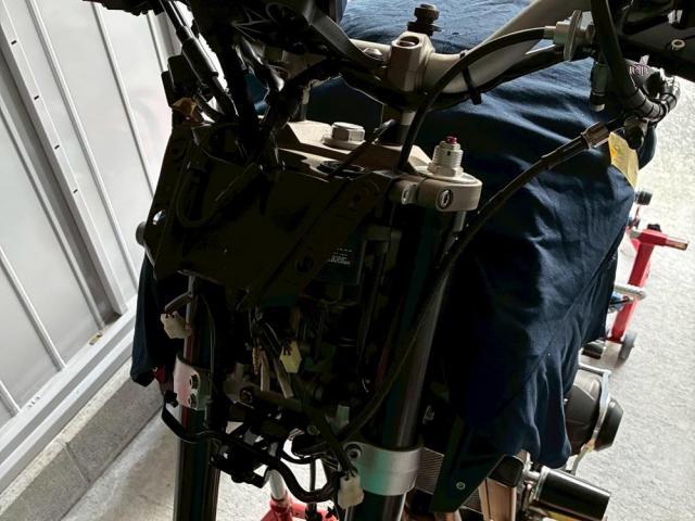 オートバイの ハンドリングに 違和感。センターロックという症状でステムベアリングの交換です。