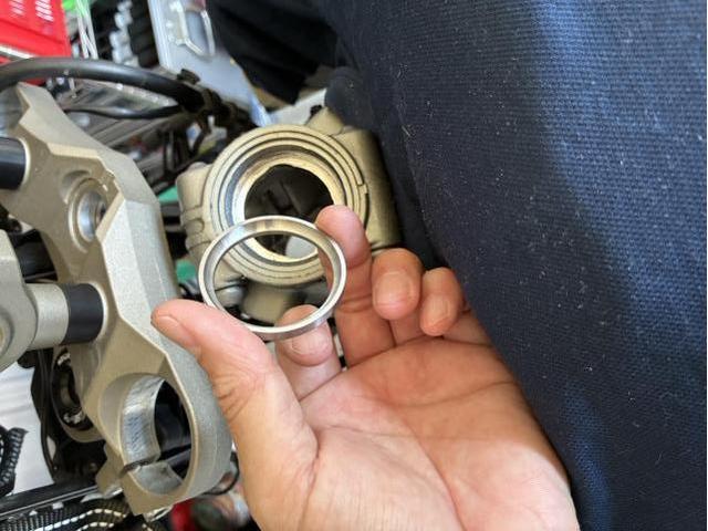 オートバイの ハンドリングに 違和感。センターロックという症状でステムベアリングの交換です。