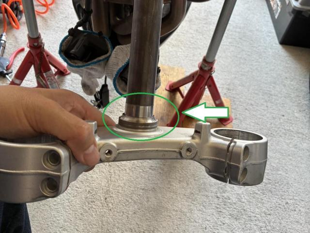 オートバイの ハンドリングに 違和感。センターロックという症状でステムベアリングの交換です。