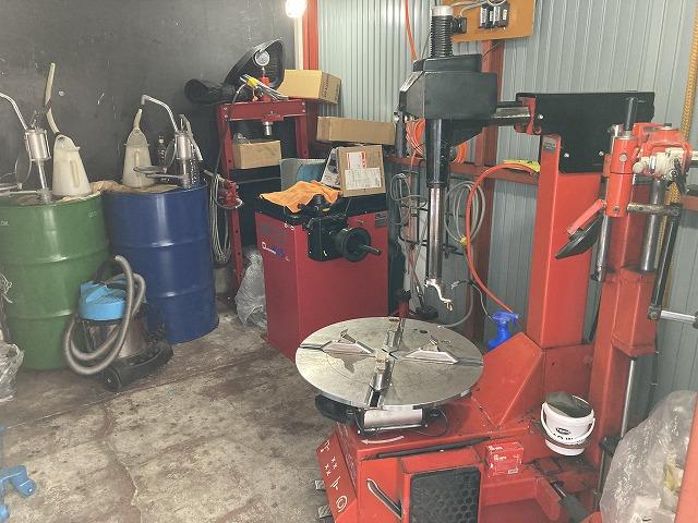 タイヤチェンジャー完備。タイヤ交換も当社にお任せ下さい。