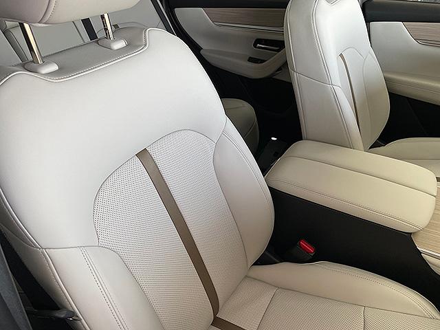 レザー、ファブリック、樹脂など、汚れやスレ傷が付きづらくなるコーティングも可能です