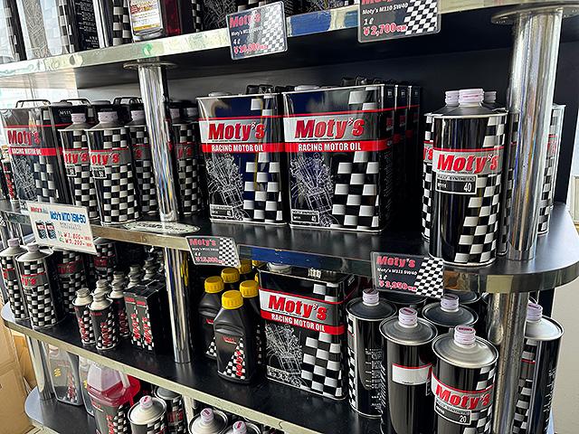 各種エンジンオイルも取り扱っております。オイル交換もお任せ下さい