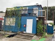 青い建物が店舗事務所になります。