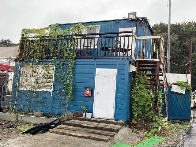 青い建物が店舗事務所になります。