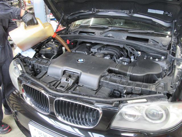 BMW オイル漏れ、エンジンルームより煙が出る。タッペトカバーパッキン交換、オイル交換。
