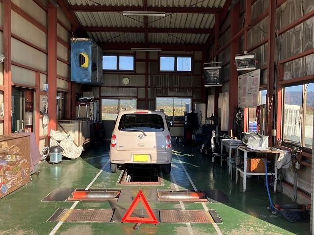 オイル交換も外歓迎です。素早く交換が出来るように工場内もレイアウトしております。