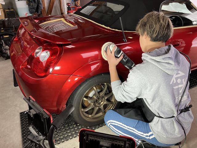 新車、経年車分ける事なくしっかりと１台１台丁寧な下地作りを目指してます。