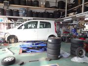 リフトは２機あります。この時期はタイヤ交換に大忙し！（３月）