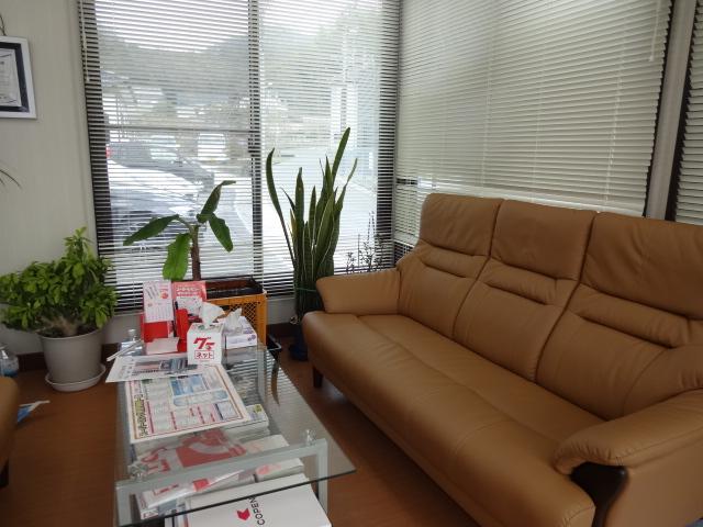 いろいろなパーツの取り付けの相談や車の商談などはこちらの待合室をご案内。奥の観葉植物は夏には２Ｍに