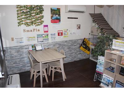 落ち着いた雰囲気の店内でお待ちください！