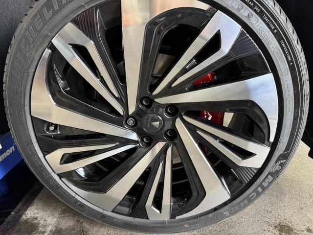 トヨタ　クラウンエステート　キャリパーカバー　取付【岡山市北区　岡山市南区　岡山市中区　総社市　倉敷市　持込でのタイヤ交換、各種パーツ取付、修理の事ならフィールワンへおまかせ下さい！】