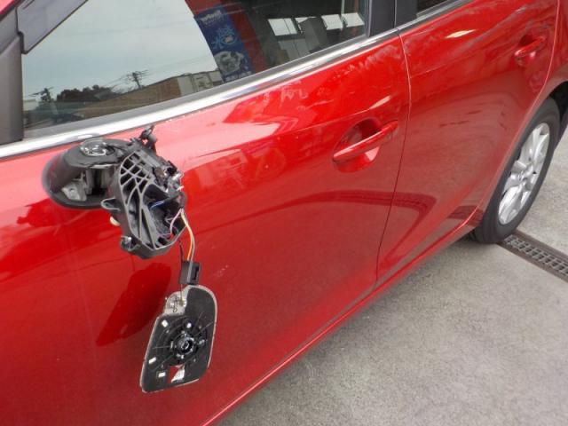 マツダ アクセラ ドアミラーとフロントドア 保険修理 キズ・へこみ直し 広島市南区 板金塗装