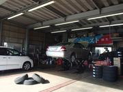 併設の工場です。車検・整備はもちろん、オイル交換や修理、メンテナンスもおまかせ下さい！