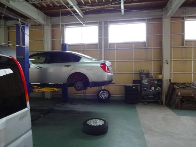 広いスペースの整備工場。