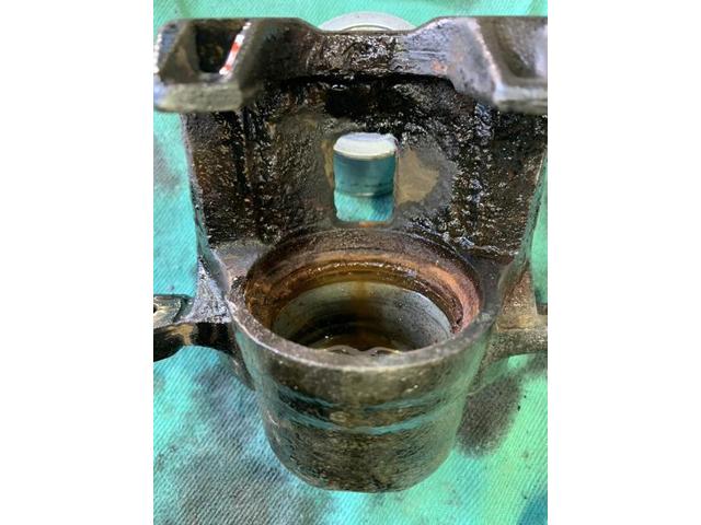 ホンダ　ライフ　ブレーキキャリパーインナーキット交換　ブレーキピストン交換【鳥取県　鳥取市で持込でのタイヤ交換・ナビ・ETC・ドライブレコーダー等のパーツ取付・車検・整備・修理の事なら智頭石油　オーレ叶　へお問合わせ下さい！ ！】