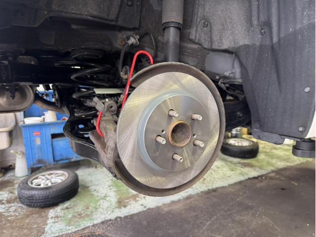 トヨタ　プリウス　ブレーキローター　交換【鳥取県　鳥取市で持込でのタイヤ交換・ナビ・ETC・ドライブレコーダー等のパーツ取付・車検・整備・修理の事なら智頭石油　オーレ叶　へ！】