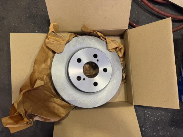 トヨタ　プリウス　ブレーキローター　交換【鳥取県　鳥取市で持込でのタイヤ交換・ナビ・ETC・ドライブレコーダー等のパーツ取付・車検・整備・修理の事なら智頭石油　オーレ叶　へ！】