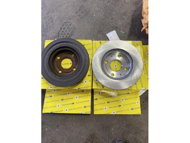 ダイハツ　タント　ブレーキからキーキー異音がする・・・ブレーキローター交換修理【鳥取県　鳥取市で持込でのタイヤ交換・ナビ・ETC・ドライブレコーダー等のパーツ取付・車検・整備・修理の事なら智頭石油　オーレ叶　へ！】