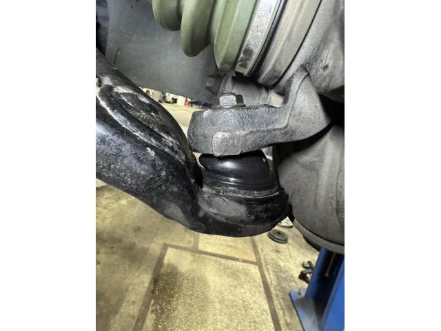 ダイハツ　ハイゼットカーゴ　ロアボールジョイントブーツ交換【鳥取県　鳥取市で持込でのタイヤ交換・ナビ・ETC・ドライブレコーダー等のパーツ取付・車検・整備・修理の事なら智頭石油　オーレ叶　へ！】