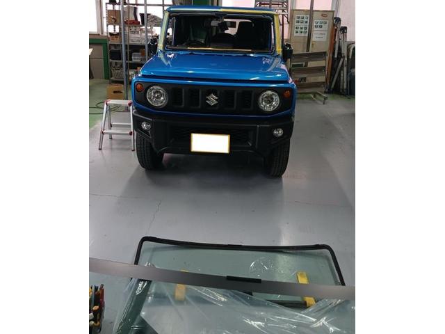 スズキ　ジムニー　フロントガラス　交換修理【岡山県　倉敷市で傷・ヘコミ修理、事故、鈑金修理、ガラス修理の事ならＹＵＡＳＡｇｌａｓｓ　倉敷中島店　ユアサ自動車(株)へお問合わせ下さい！】