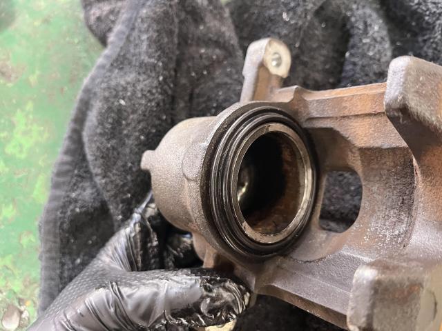 ダイハツ　TANTO　タント　ブレーキキャリパーシールキット交換　ブレーキ　オーバーホール　オイル漏れ　岡山市　南区　