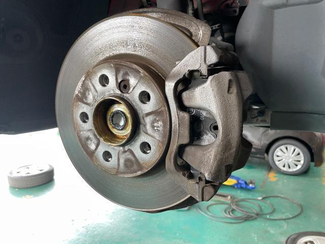 MINI　F55　ミニクーパー　販売車　納車点検　車検　その1　ブレーキキャリパーオーバーホール　キャリパー塗装　エンジンオイル交換　岡山市　南区