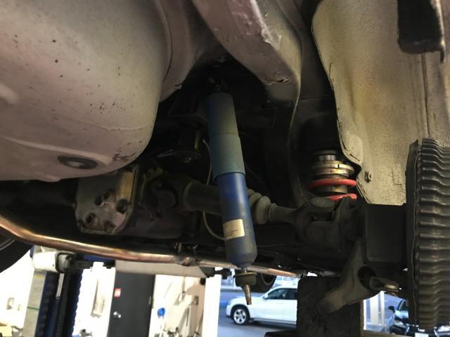 ハコスカ　ショック　交換【山口県　周南市で持込での持込でのタイヤ交換・ドライブレコーダー・ナビ等のパーツ取付・輸入車の修理・メンテナンなら　ロッソコルサ　へお気軽にご相談下さい！】