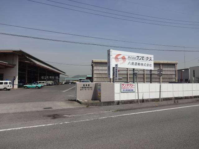 工場入り口です。お客様駐車場がありますのでご利用下さい