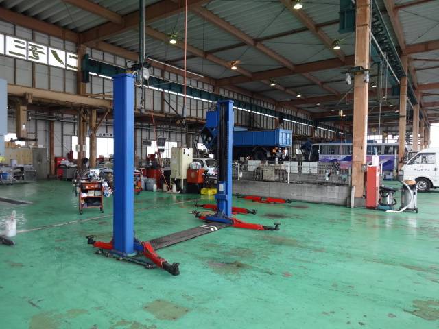 数多くのリフトがある工場です。毎日多くのお客様にご利用頂いております