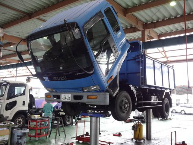 大型車の整備風景。サンモータースではトラックやバスも毎日数多くメンテナンスしています