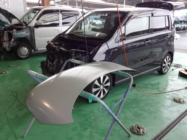 自社の鈑金設備で、軽いキズやへこみの修理、塗装もお任せください