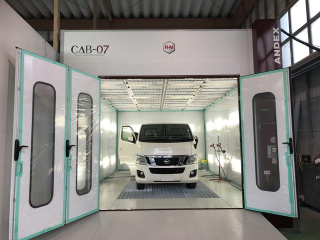 鈑金塗装設備も万全です