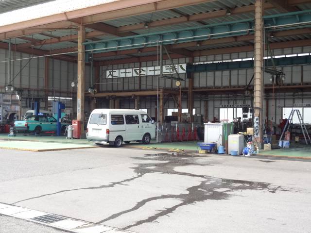 工場内作業風景。熟練のメカニックがメンテナンスを実施ます