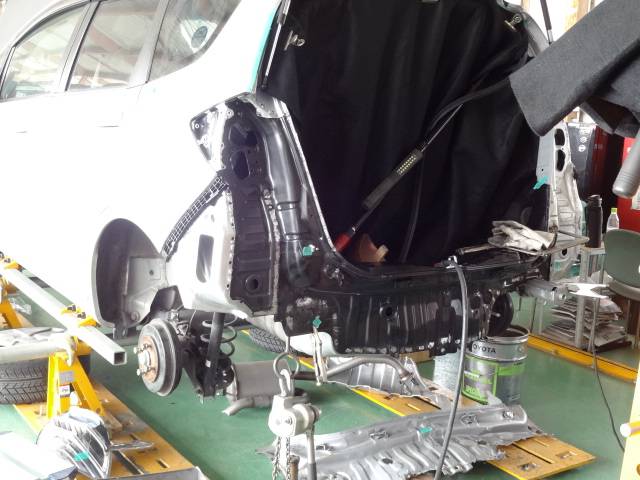 鈑金やフレーム修正も自社の設備で熟練のメカニックが担当