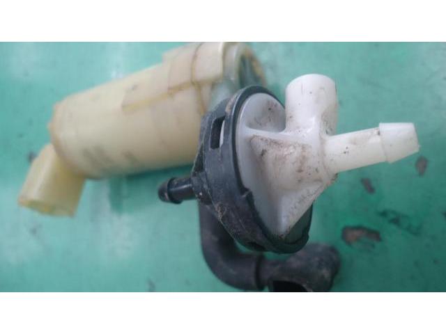 マツダ　デミオ　（DJ3FS）のウォッシャー修理(ウォッシャーモーター交換、ウォッシャー液をタンクに入れたら､少しづつ漏れてくる。）