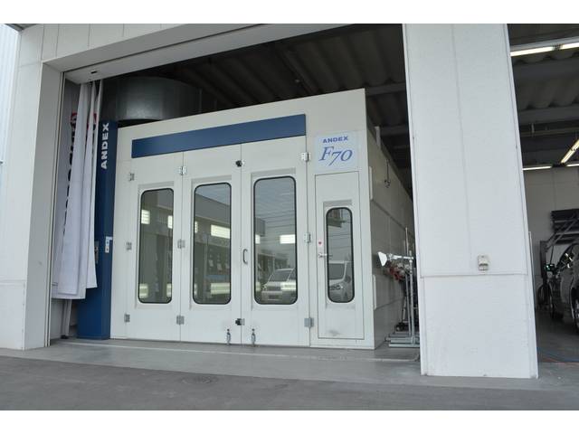 エルジオは鈑金・塗装工場まで併設です。高性能の塗装ブースを完備！