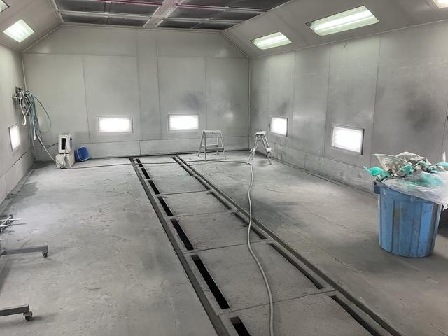 塗装ブースも完備しております！傷・凹み修理も自社工場で行っております！