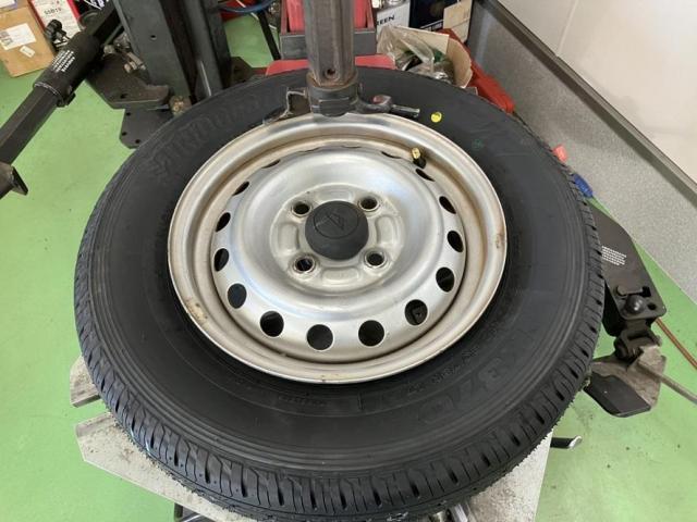 EBD-S321V ハイゼットカーゴ　タイヤ交換