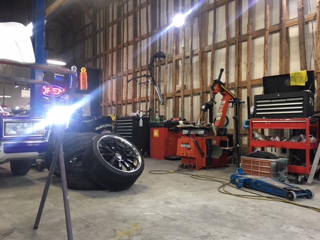 タイヤ交換は２０インチまでＯＫ！もちろんアルミやタイヤの販売も出来ますので是非どうぞ！！